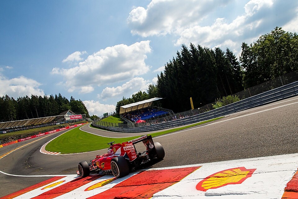 El piloto alemán Sebastian Vettel de Ferrari conduce durante los entrenamientos para el Gran Premio de Fórmula Uno de Bélgica en el circuito de Spa-Francorchamps