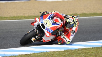 Superbike y piloto de Ducati corriendo por una curva de la pista