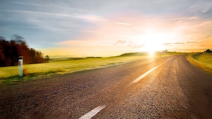 Ruta sinuosa al atardecer