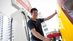 Usuario cargando combustible en una estación de servicio.