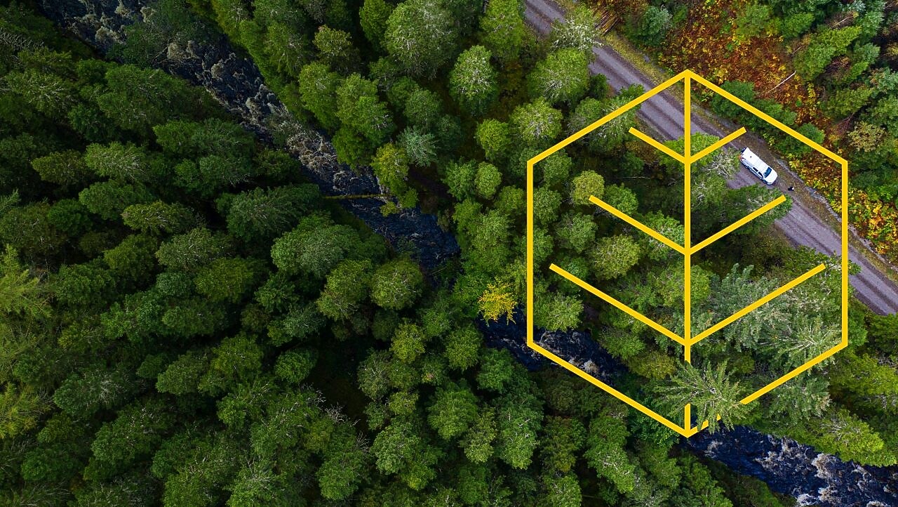 Vista aérea de un río y un camión blanco en una carretera en un bosque de pinos con un resumen del gráfico de Respeto por la naturaleza