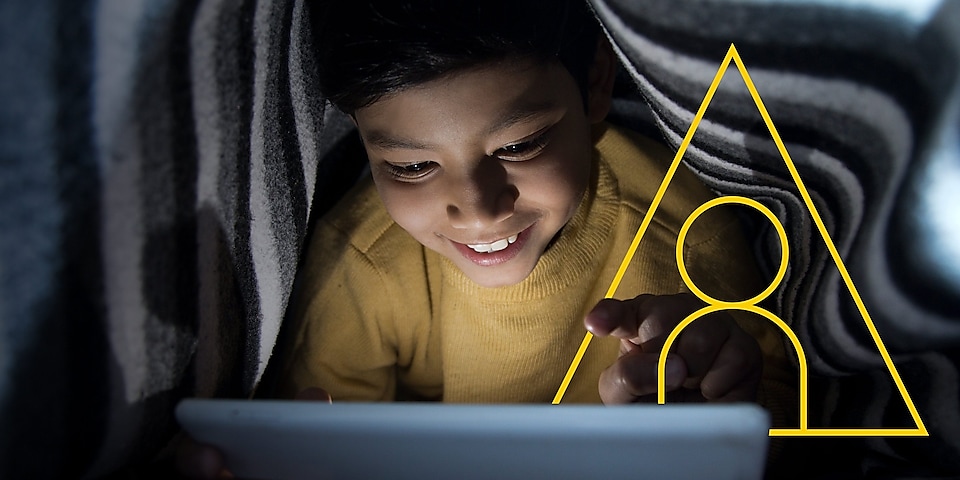 Foto de un niño pequeño mirando una tableta con un resumen del gráfico de Impulsar vidas