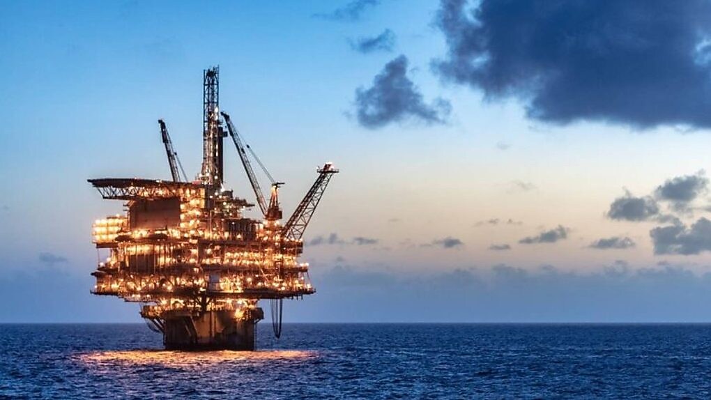 Plataforma petrolera de alta mar, iluminada por la noche