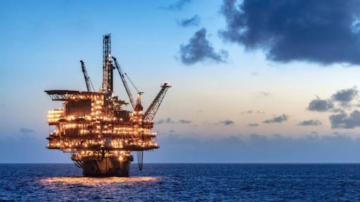 Plataforma petrolera de alta mar, iluminada por la noche