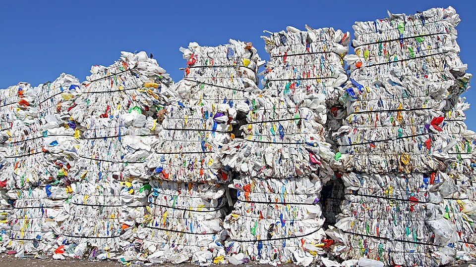 Pilas de bolsas plásticas en una instalación de residuos