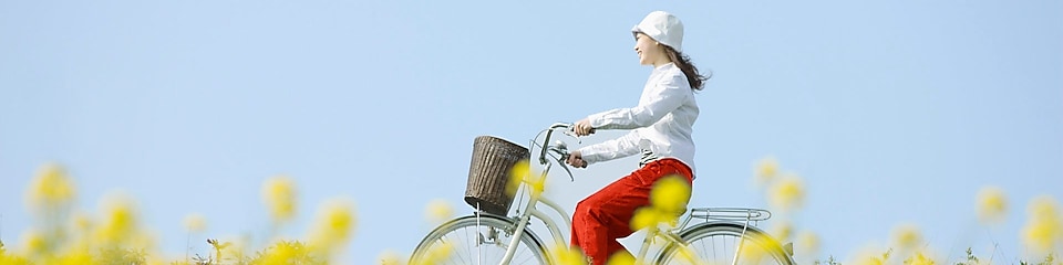Una joven pasea en bicicleta por un campo en verano