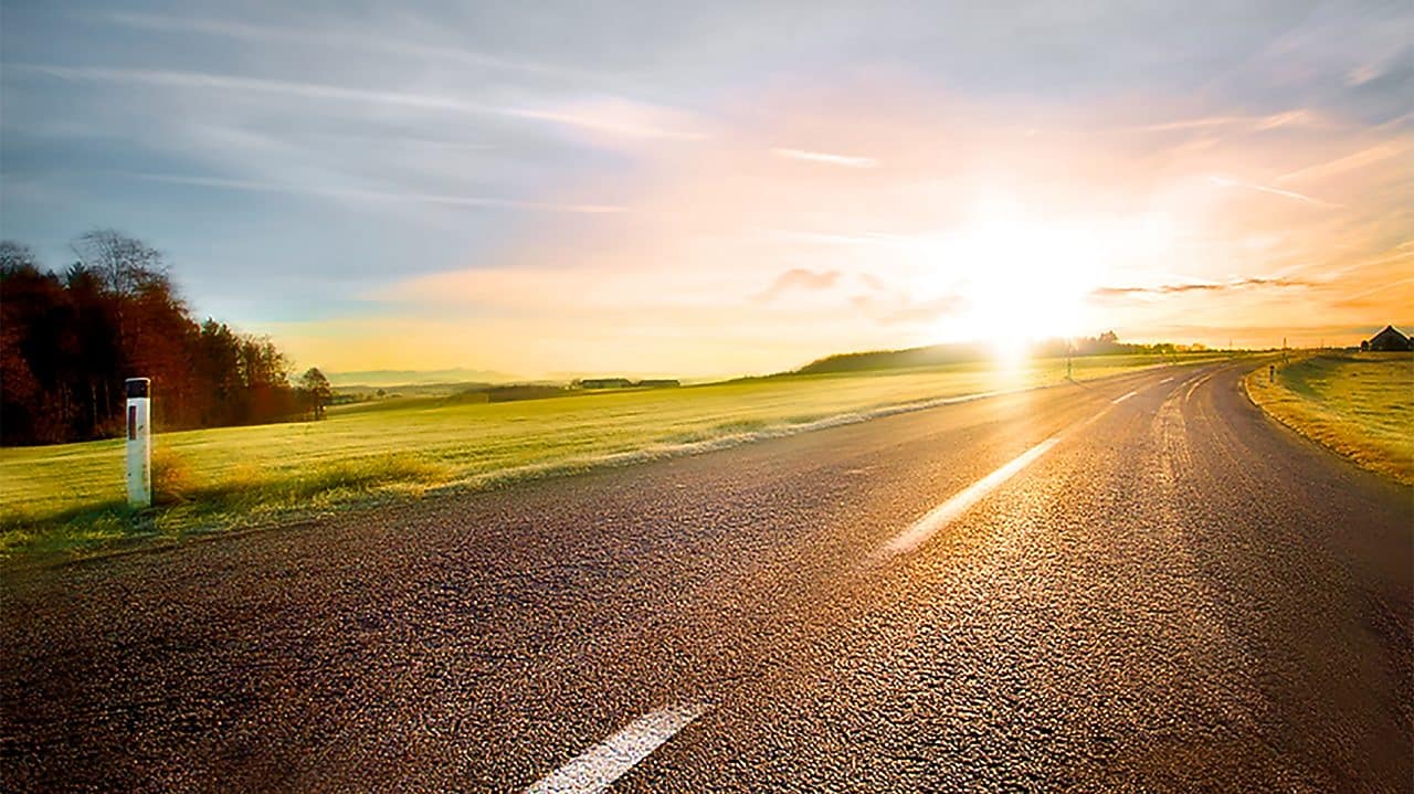 Ruta sinuosa al atardecer