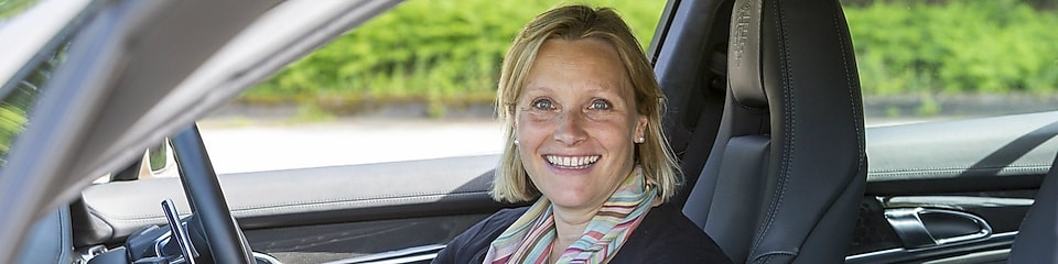 Vicki Butler-Henderson sentada al volante