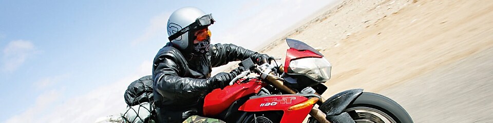 Gary Inman conduciendo una moto por el desierto