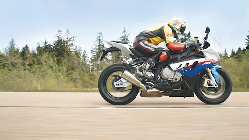 Motociclista circulando por una ruta