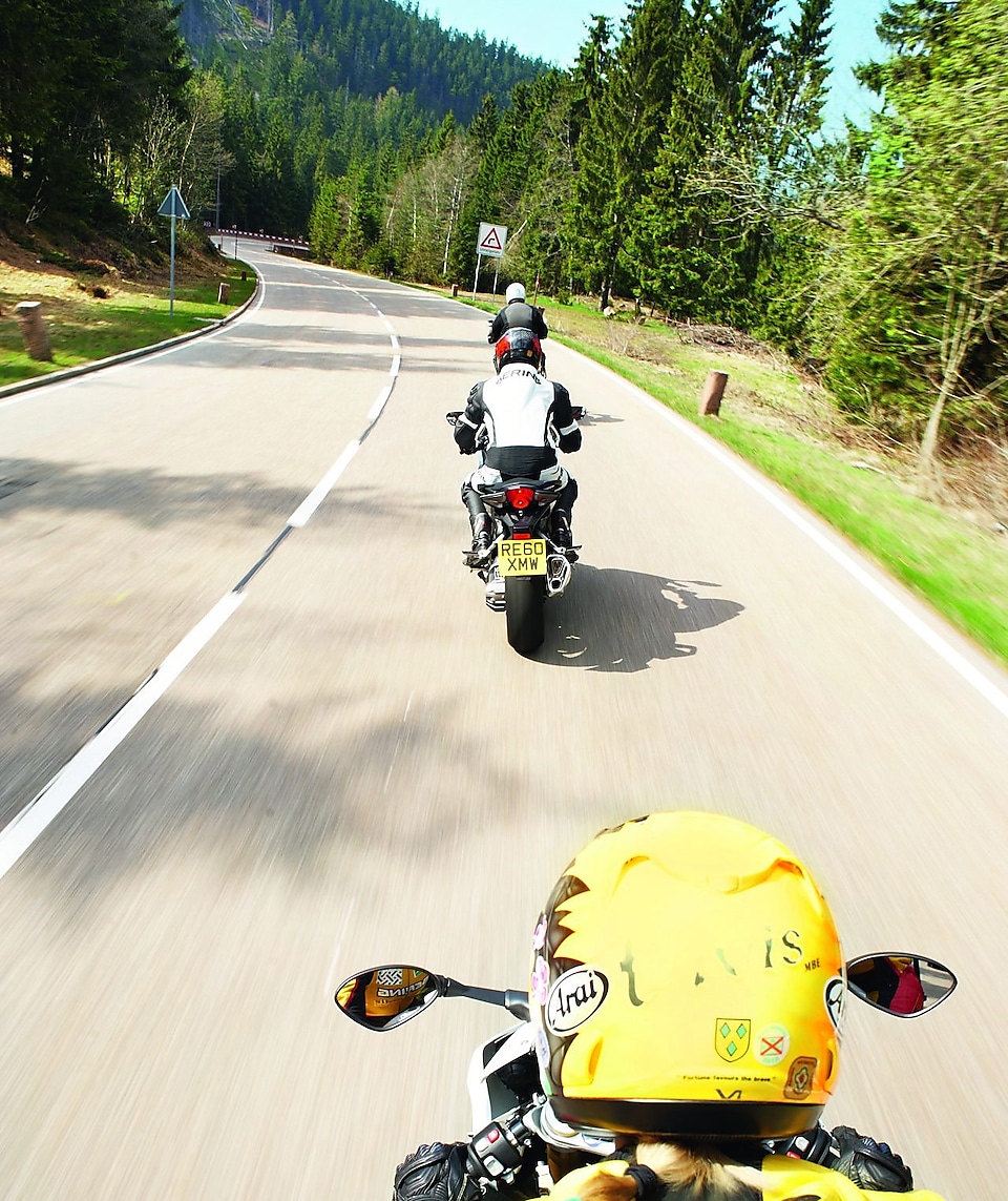 Tres motos circulando por una ruta de montaña