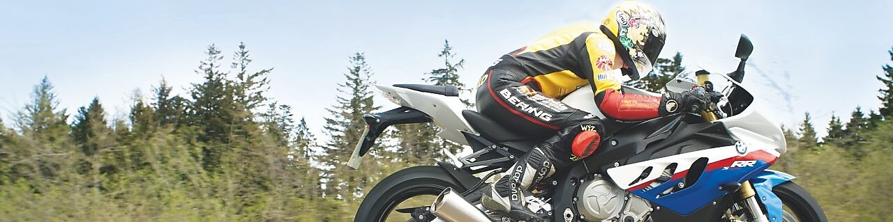 Motociclista circulando por una ruta