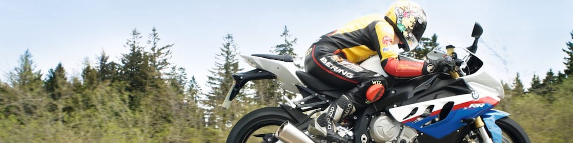 Motociclista circulando por una ruta