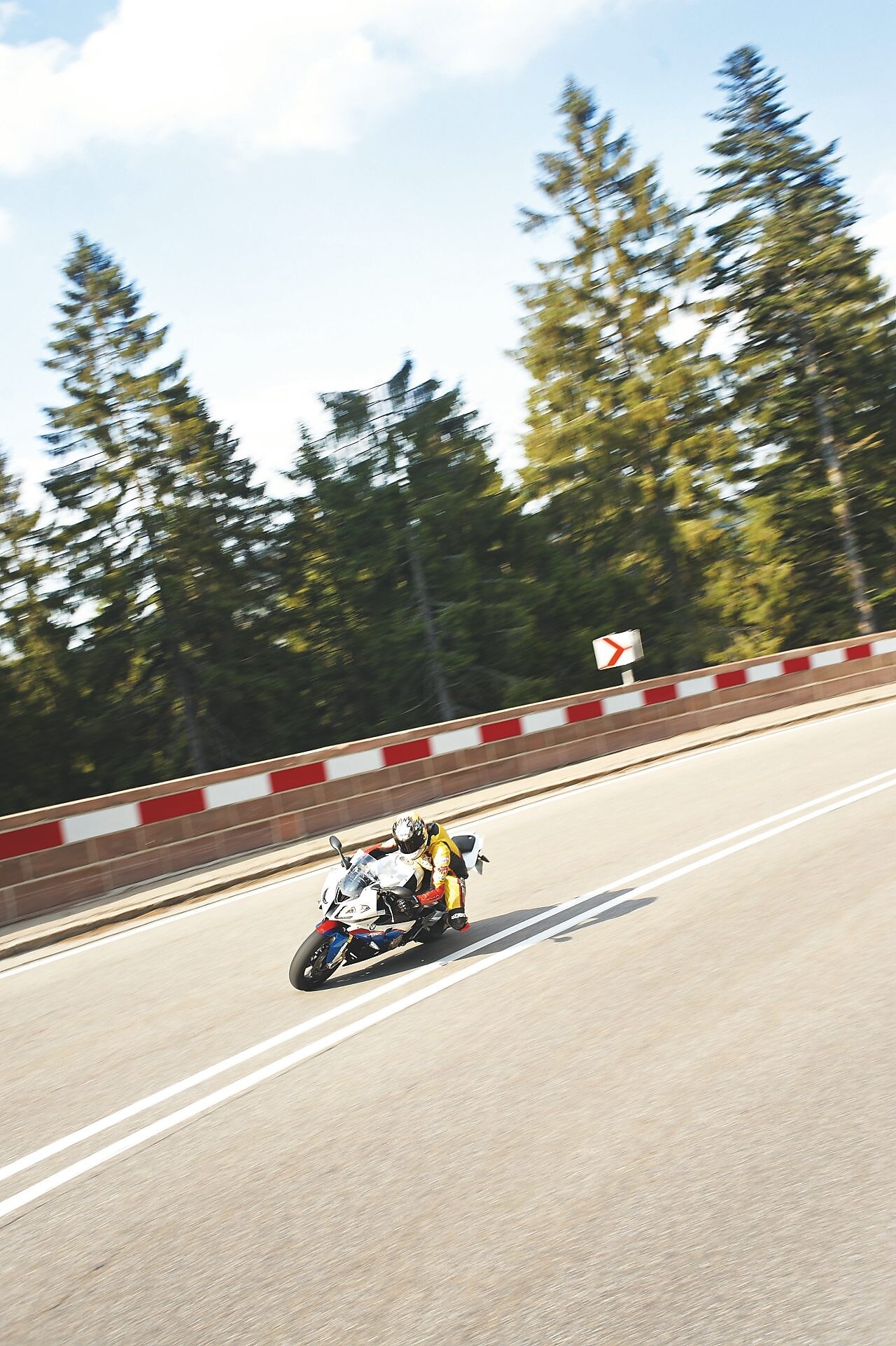Moto circulando por la curva de una vía