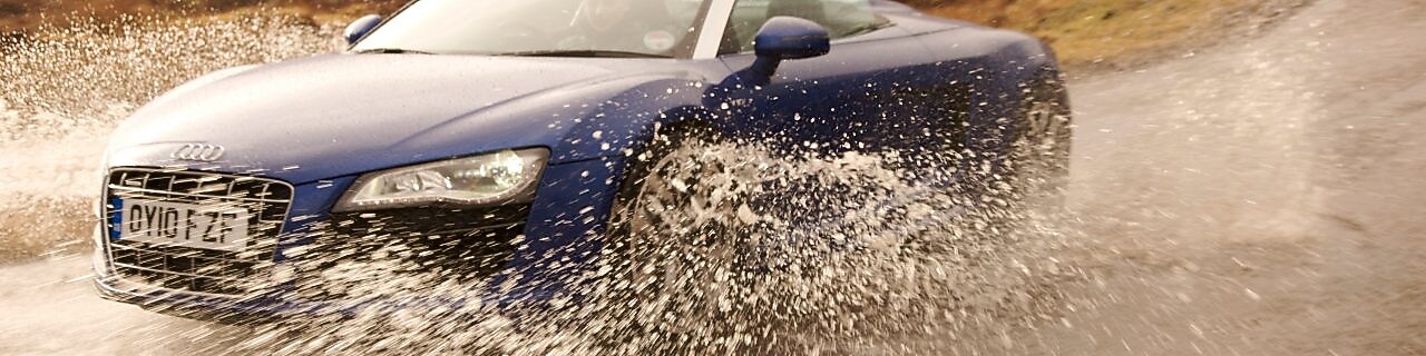 Autos circulando por el agua en una ruta