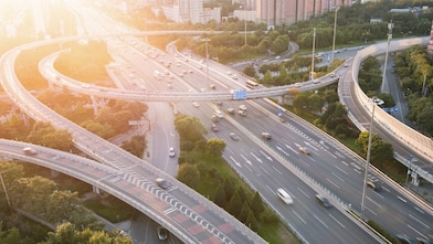Autos circulando por una compleja estructura viaria con pasos superiores e inferiores