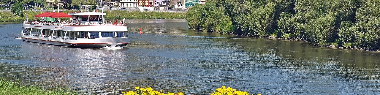 Barco en el agua con un hermoso paisaje de fondo en una ciudad europea