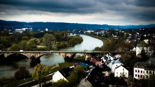 Puente con un hermoso paisaje urbano