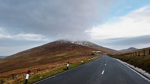 Ruta vacía en un entorno abierto