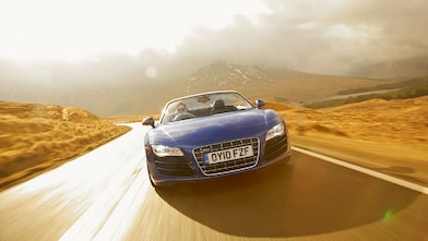 Autos circulando por el agua en una ruta