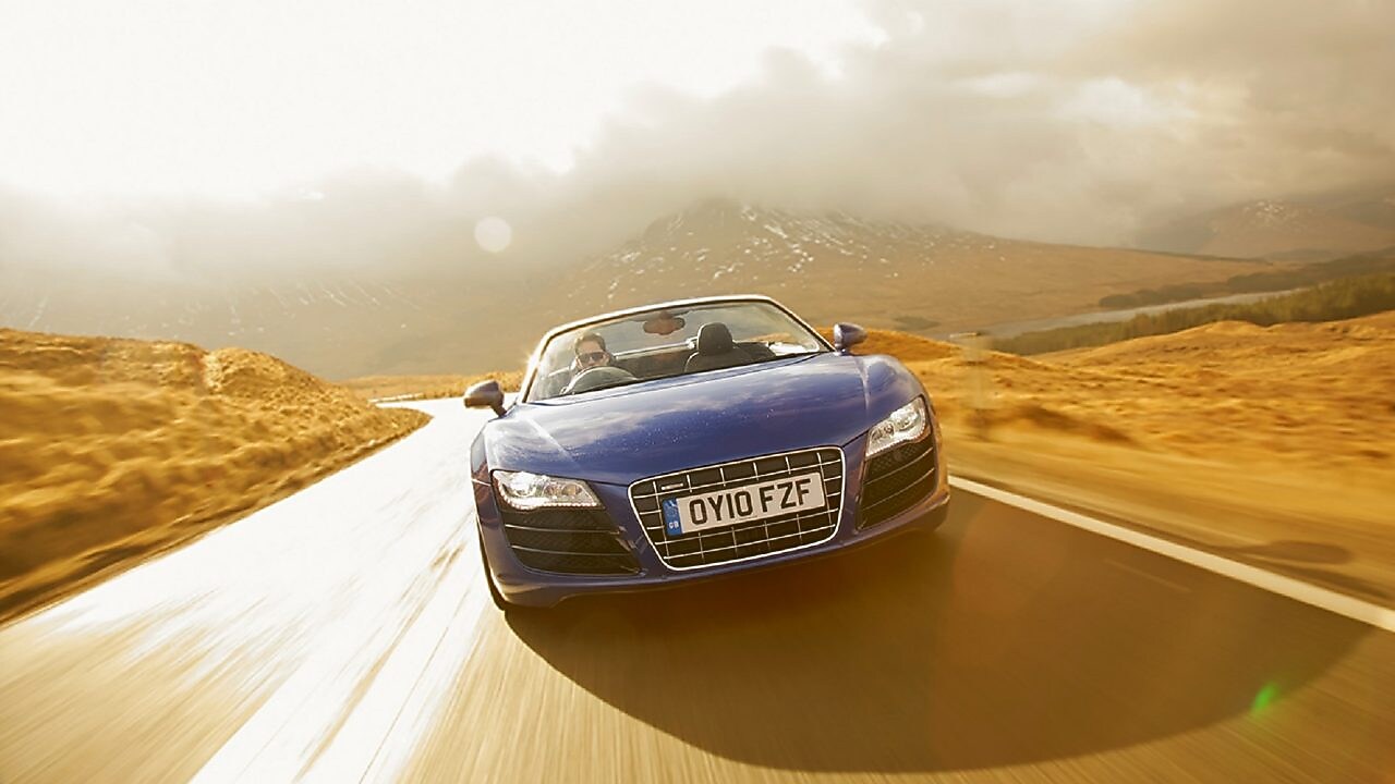 Autos circulando por el agua en una ruta