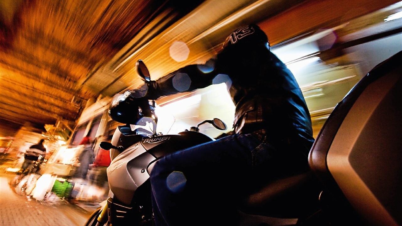 Hombre conduciendo una moto en Marrakech de noche