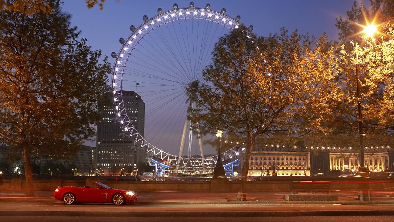 Auto en una calle de la ciudad de Londres