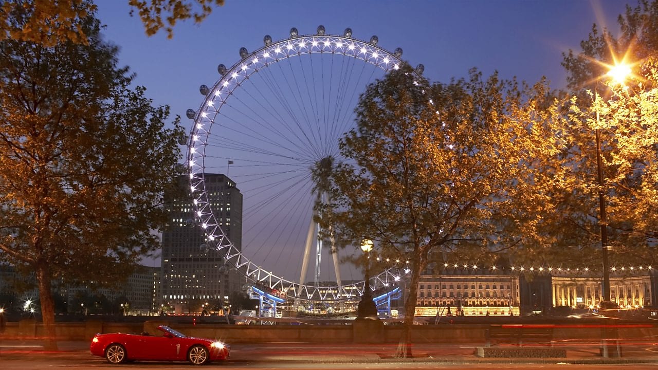 Auto en una calle de la ciudad de Londres