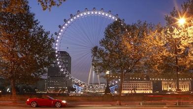 Auto en una calle de la ciudad de Londres