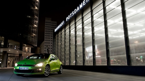 Auto en la ruta a medianoche