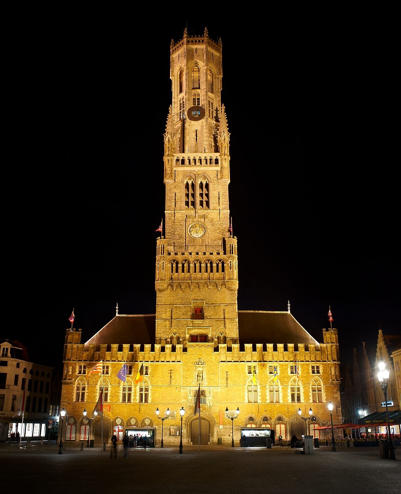 Vista frontal de la catedral de Brujas iluminada de noche