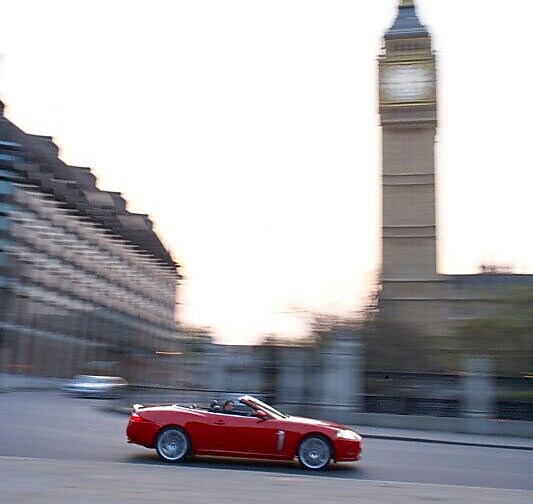 Auto en la calle delante del Big Ben