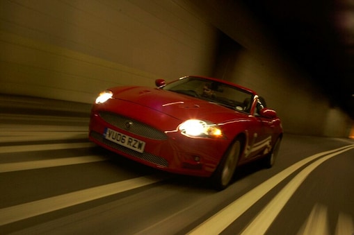 Auto en un túnel