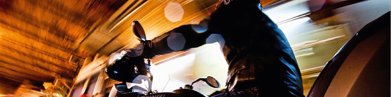 Hombre conduciendo una moto en Marrakech de noche