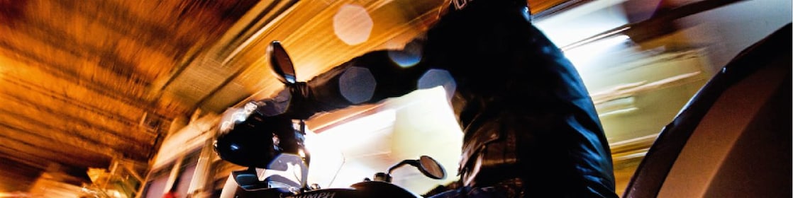 Hombre conduciendo una moto en Marrakech de noche