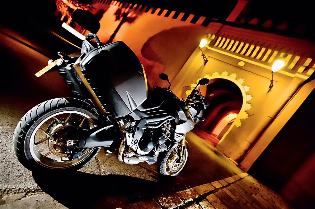 Moto estacionada al costado de la ruta