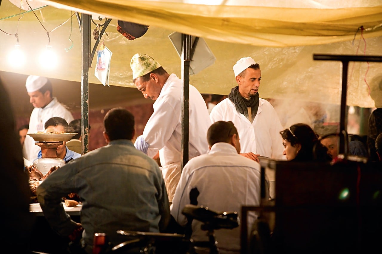 Chef sirviendo una deliciosa comida a los clientes