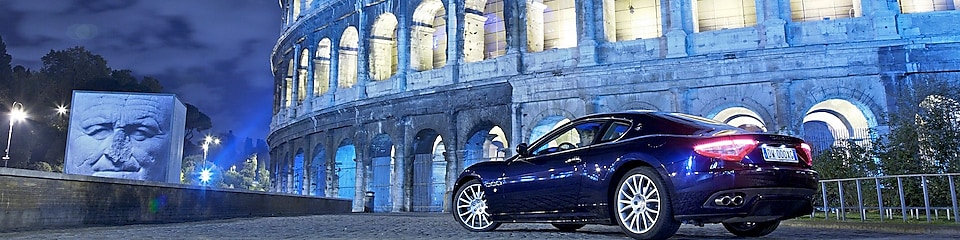auto estacionado en el exterior del Coliseo de Roma de noche