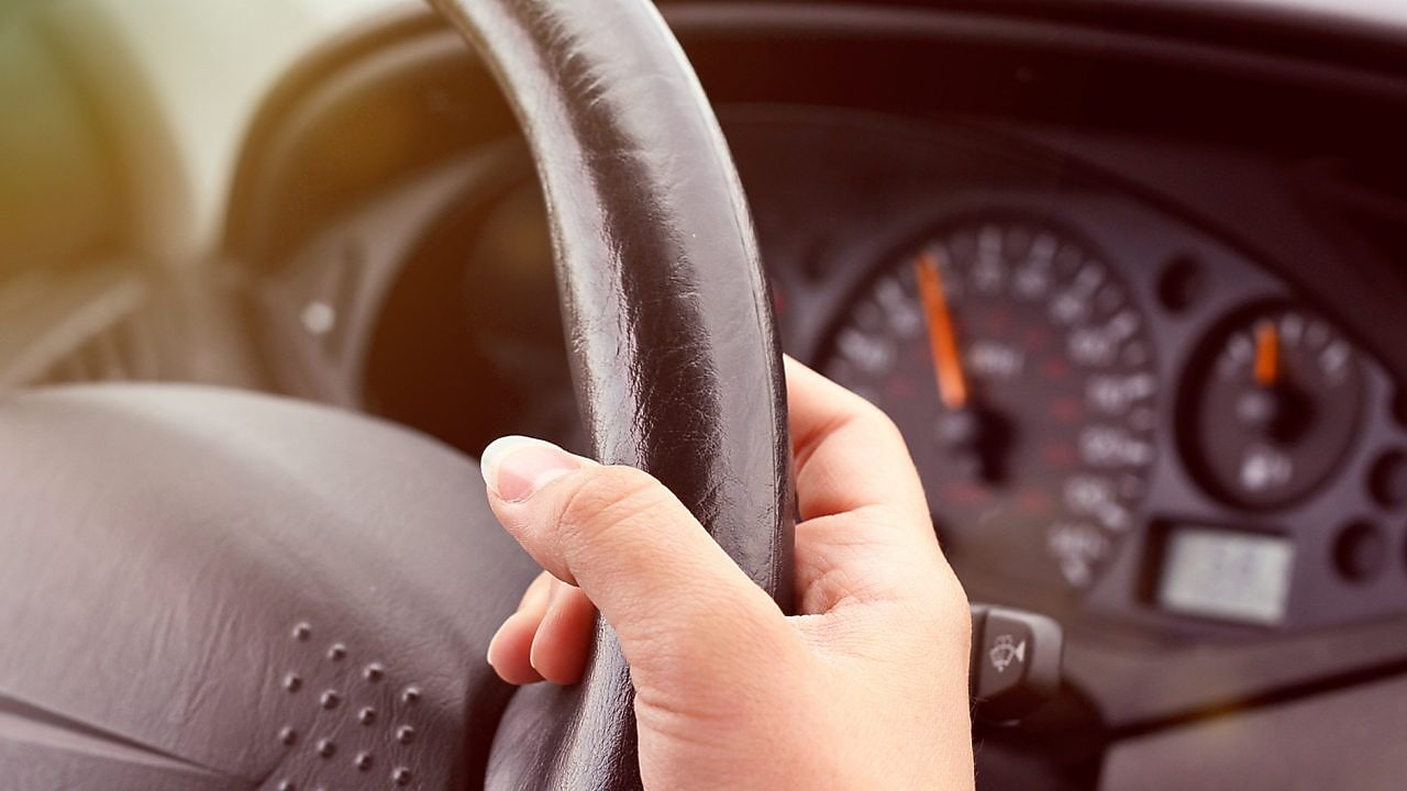 Hombre sujetando un volante