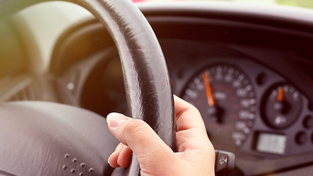 Hombre sujetando un volante