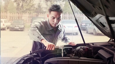 Mecánico reparando un auto