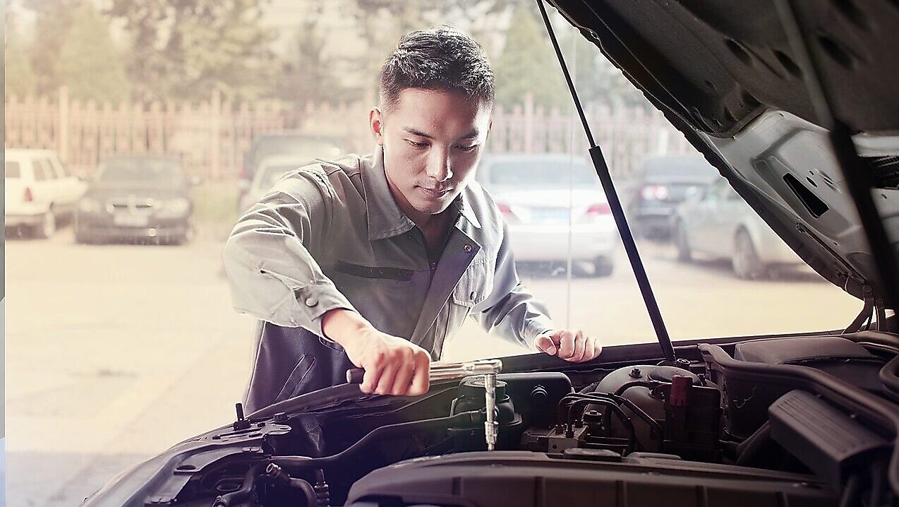Mecánico reparando un auto