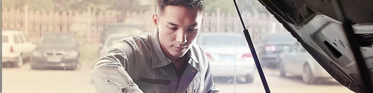 Mecánico reparando un auto