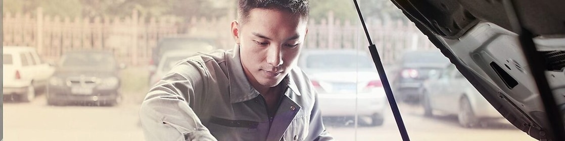 Mecánico reparando un auto