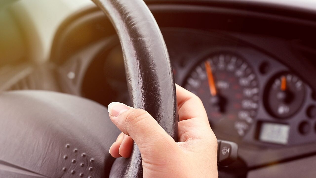 Hombre sujetando un volante