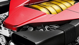 Motor de un coche, con núcleo amarillo y embellecedor rojo