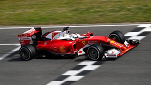 Auto Ferrari de Fórmula Uno 2016 cruzando la línea de meta