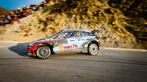 Coche de rally derrapando en una curva en el Campeonato del Mundo de Rally