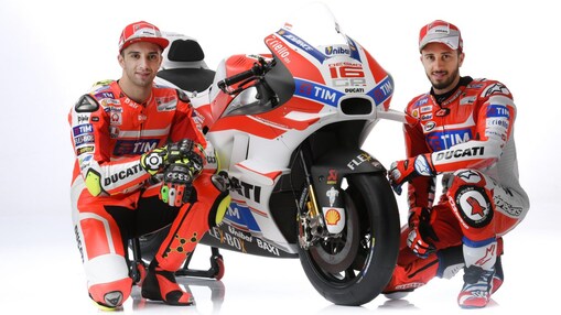 Dos pilotos de Ducati 2016 sentados junto a una moto Ducati