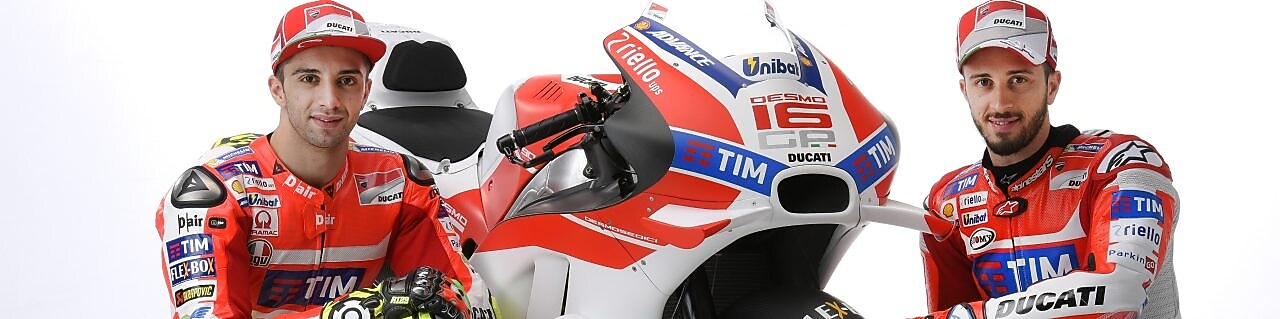 Dos pilotos de Ducati 2016 sentados junto a una moto Ducati